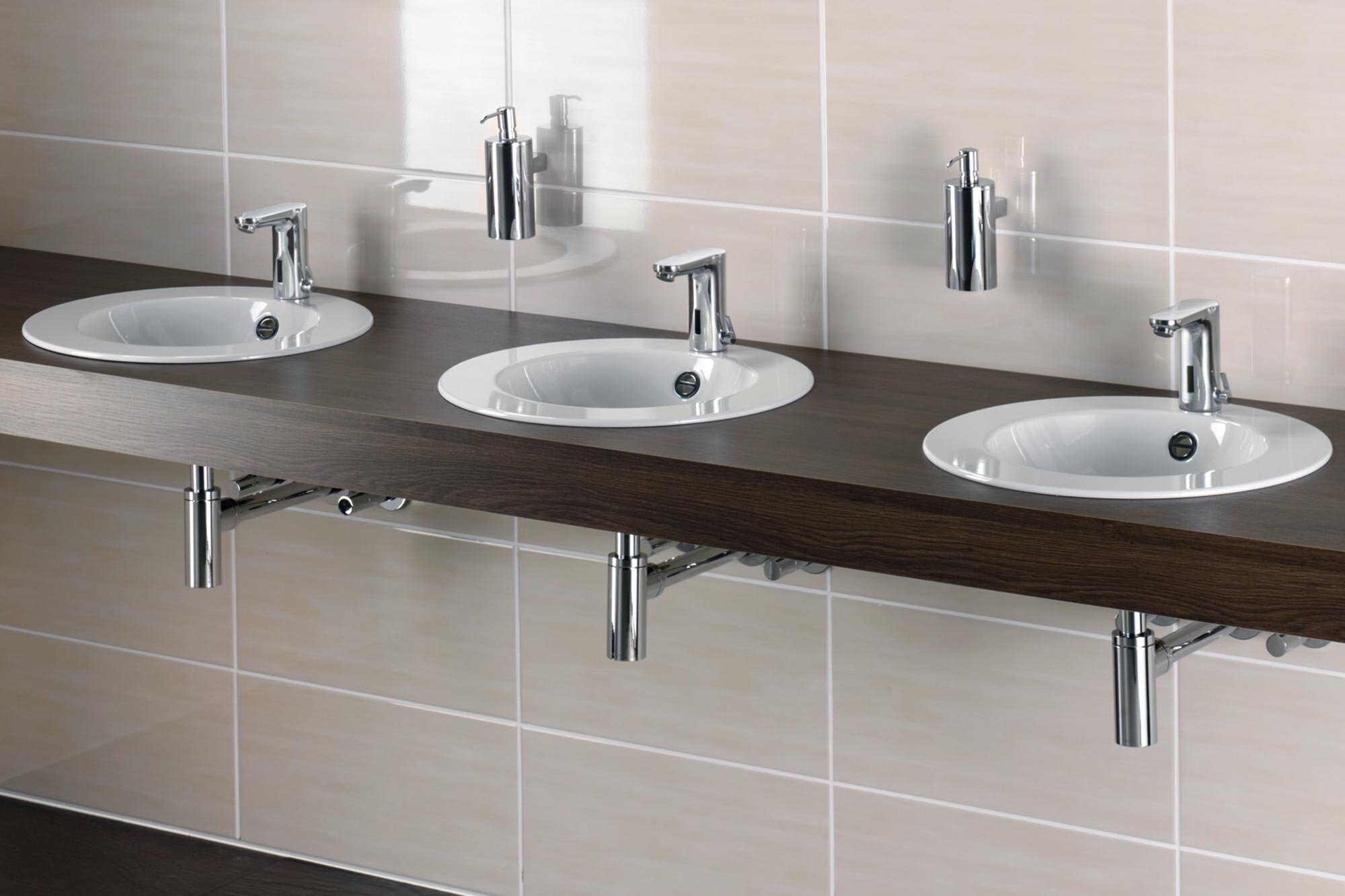 Blat baie publica cu trei chiuvete si baterii cu senzor