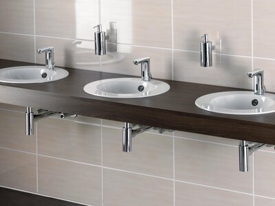 Blat baie cu chiuvete si baterii cu senzor Blat baie publica cu trei chiuvete si baterii cu senzor