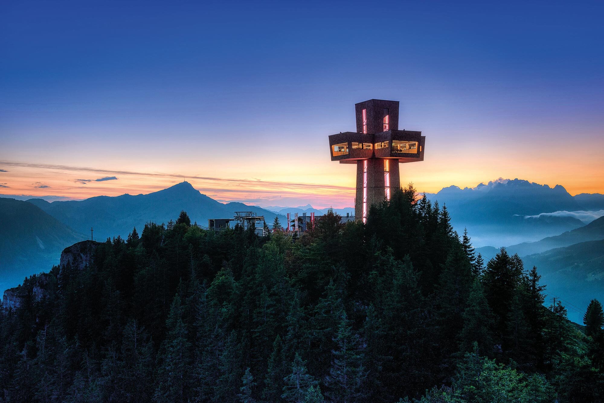 Munte cu cladirea in forma de cruce din Buchensteinwand Austria