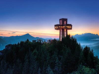 Cladirea in forma de cruce din Buchensteinwand Austria Munte cu cladirea in forma de cruce din Buchensteinwand Austria