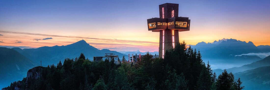 Munte cu cladirea in forma de cruce din Buchensteinwand Austria