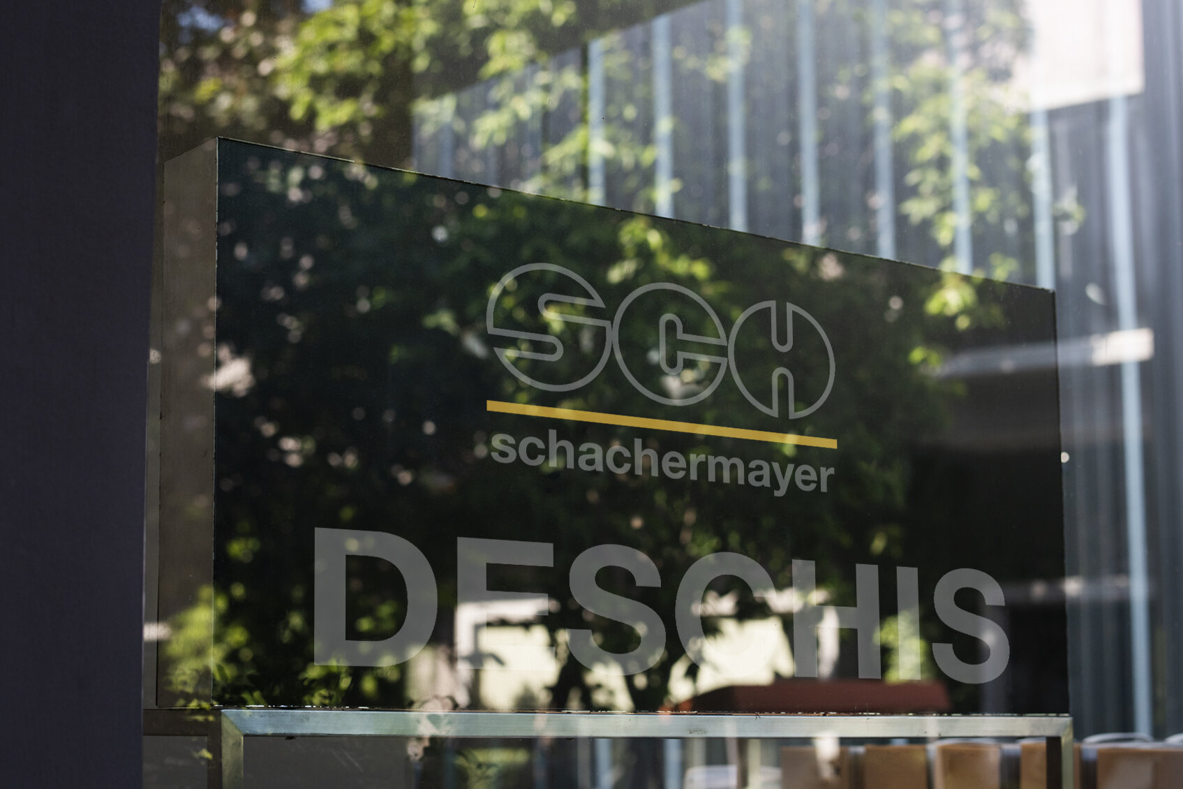 Semn intrare sediu: deschis