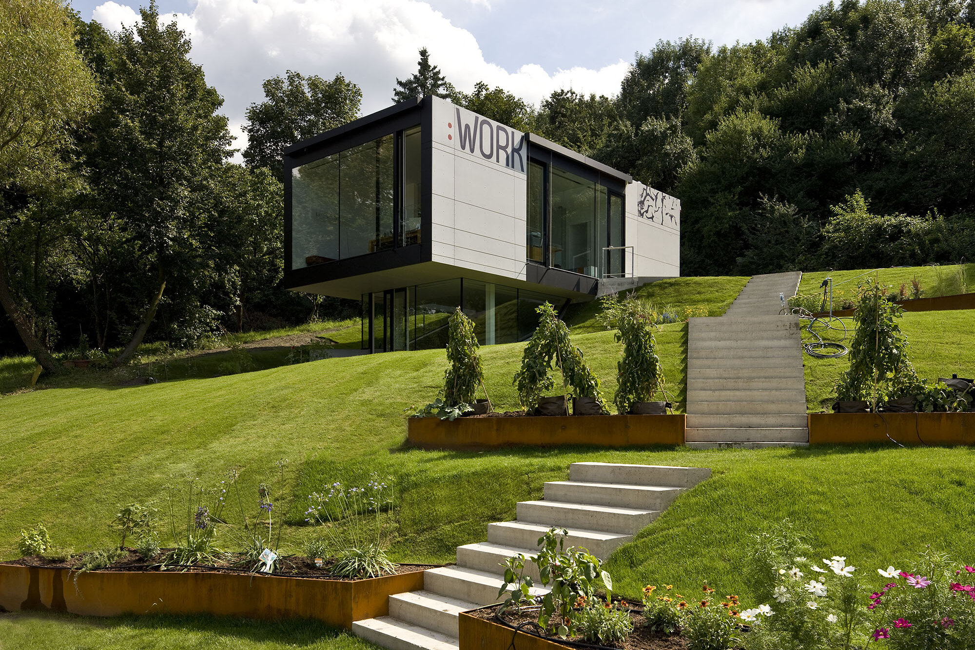 Cladire de birou in curtea proprie