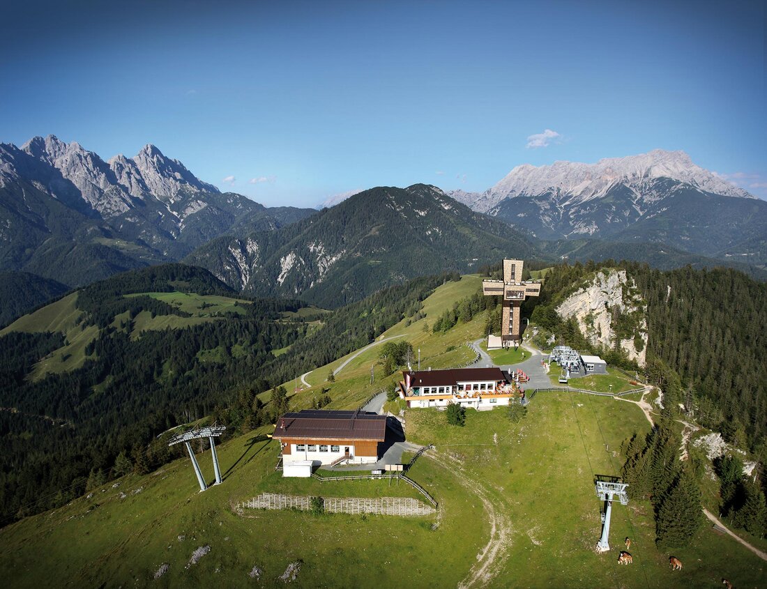Munte din Alpii austrieci cu cladirea in forma de cruce Jakobskreuz