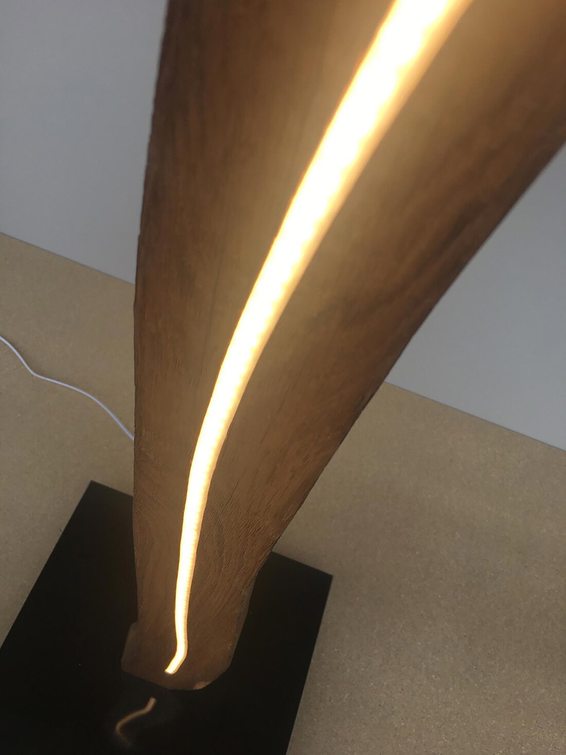 Corp de iluminat din stejar cu banda LED flexibila