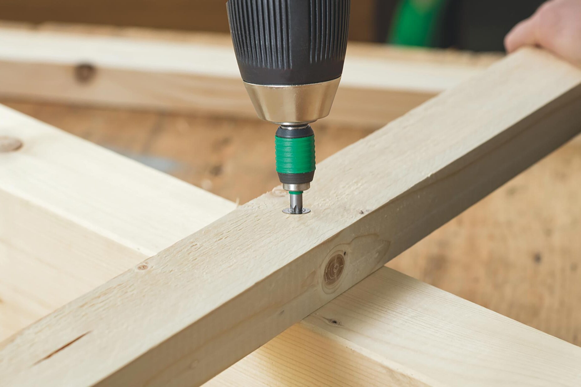 Surubul Spax montat in lem cu o bormasina