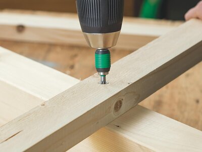 Surubul Spax montat in lem cu o bormasina