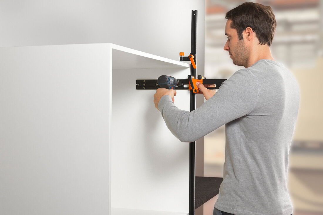 Pozitionare ajutor montaj Aventos Blum pe corp de mobilier