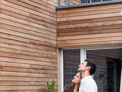 Suruburi de inox montate pe fatada din lemn