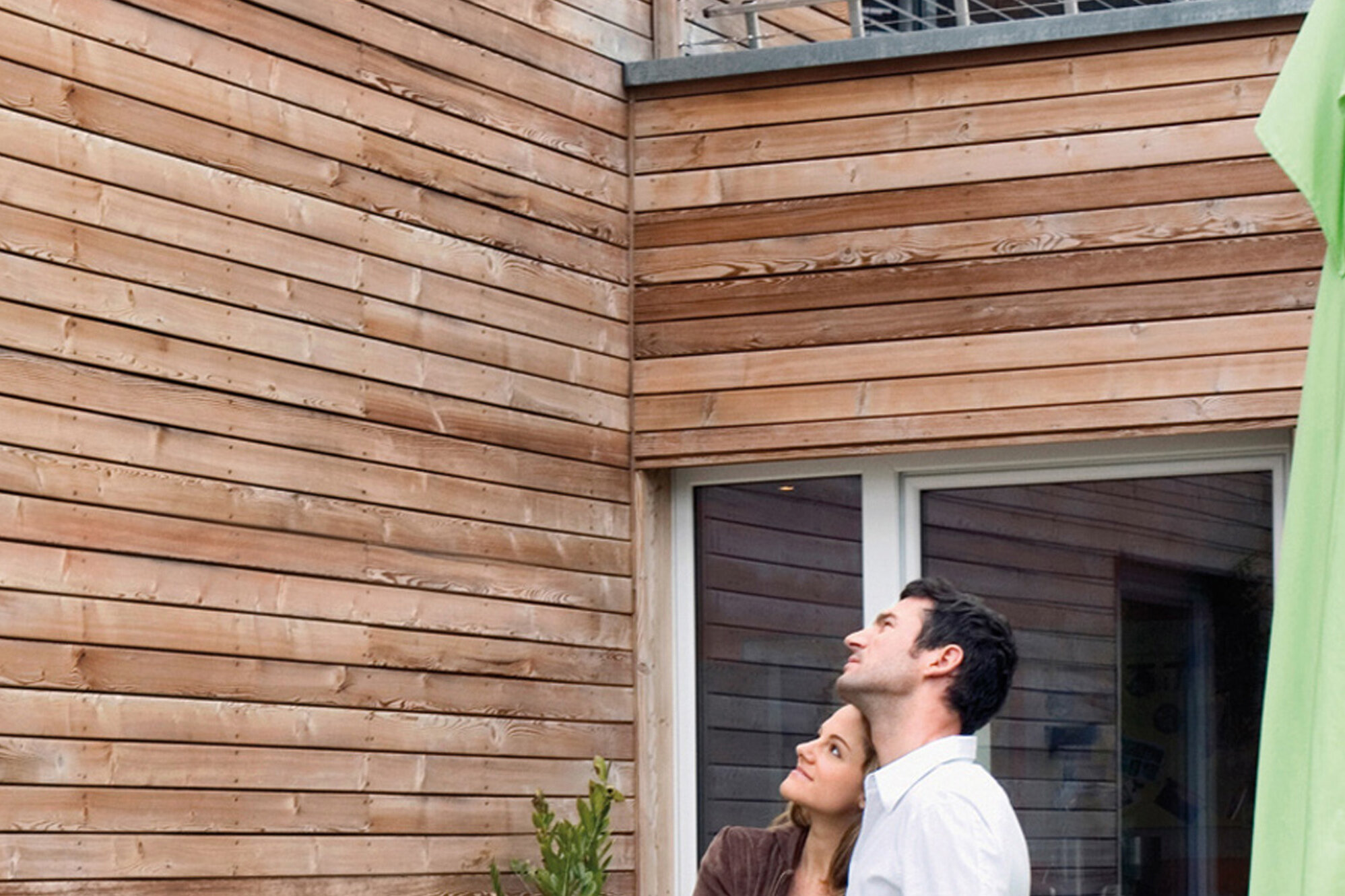 Suruburi de inox montate pe fatada din lemn