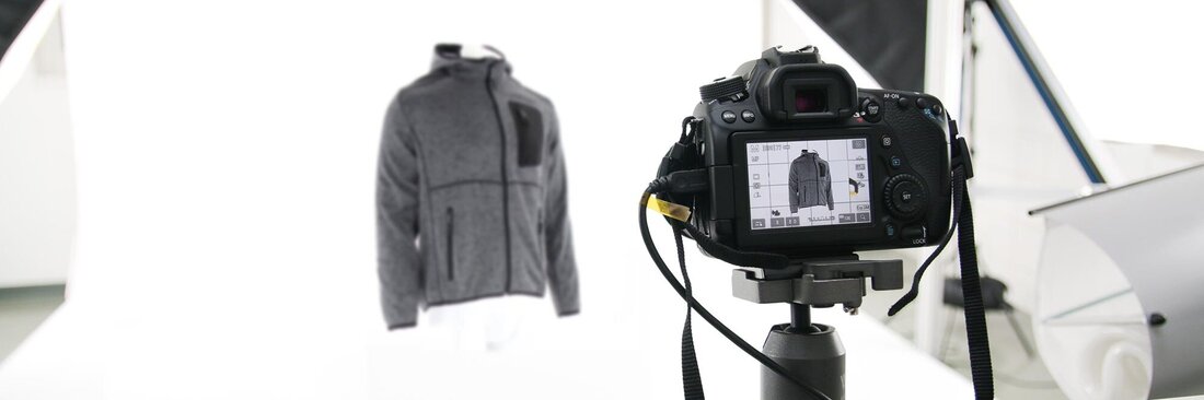 Studio foto cu camera ce pozeaza o haina de protectie