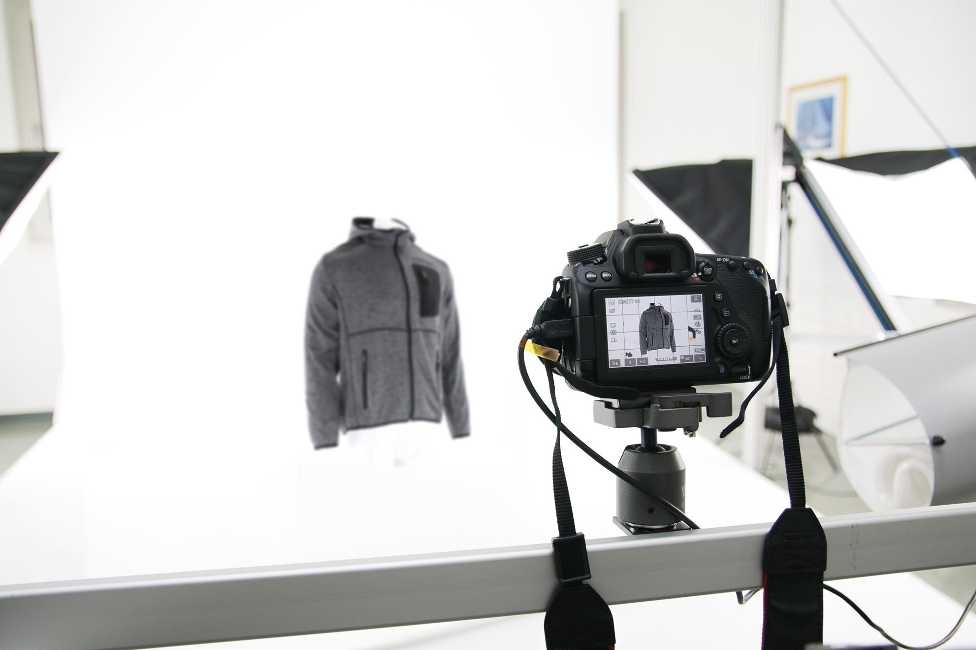 Studio foto cu camera ce pozeaza o haina de protectie