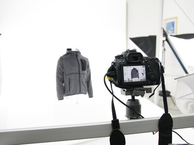 Studio foto cu camera ce pozeaza o haina de protectie