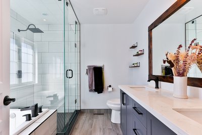 Baie cu dus walk-in cu perete din sticla
