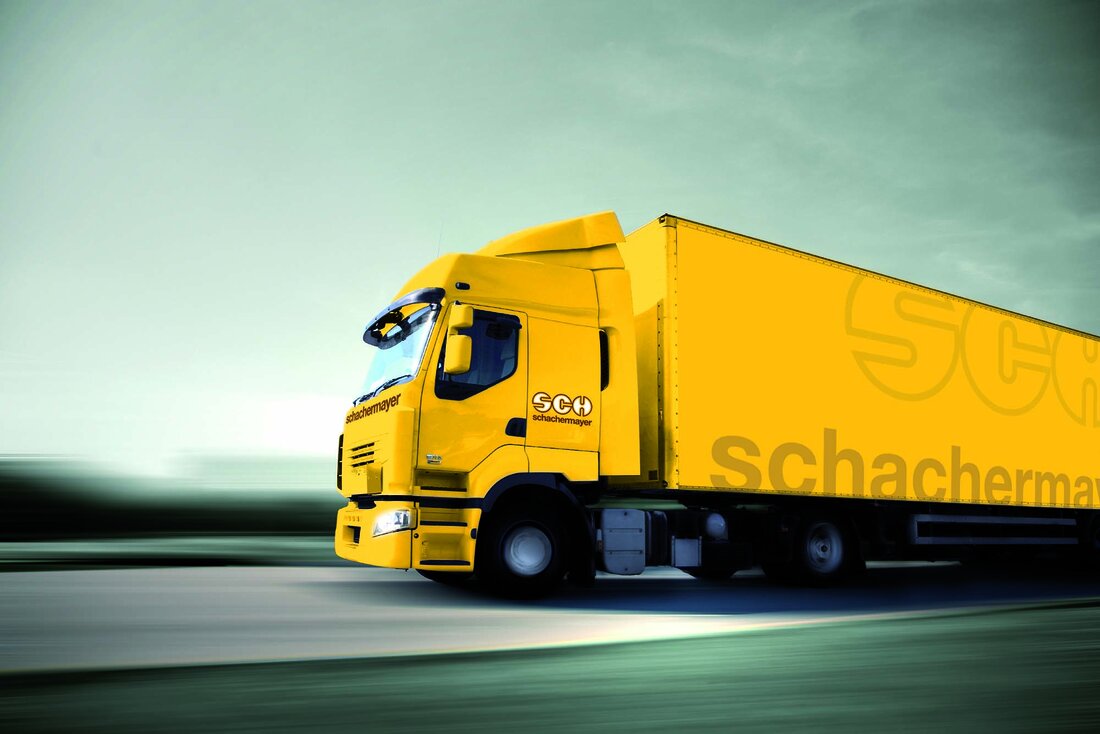 Camion galben Schachermayer pe sosea