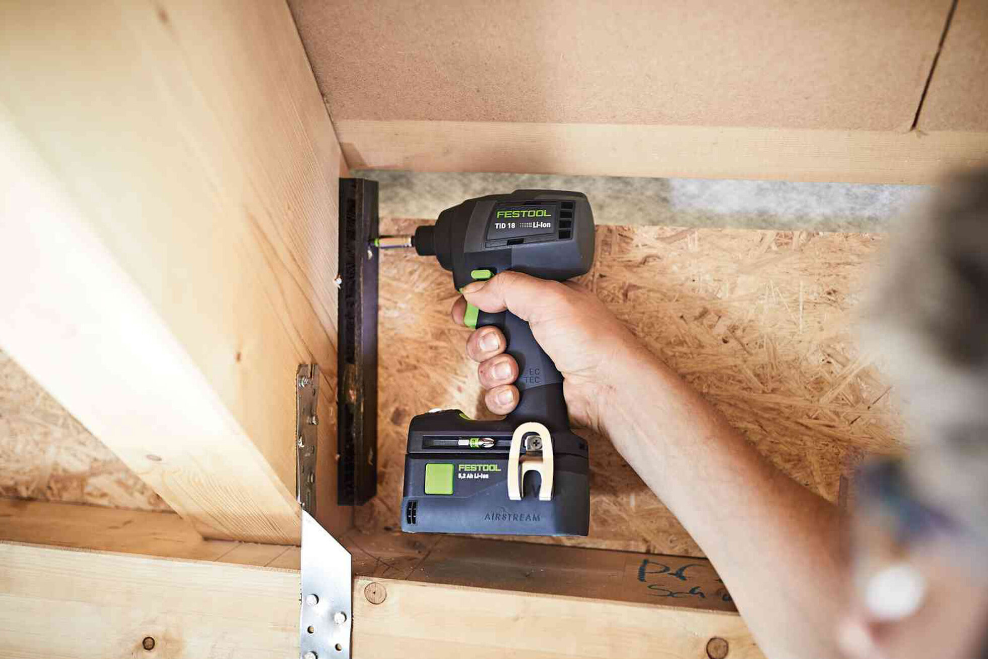 Insurubare in lemn cu masina de insurubat cu percutie si acumulator Festool TID 18