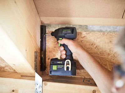 Masina de insurubat cu percutie si acumulator Festool TID 18 Insurubare in lemn cu masina de insurubat cu percutie si acumulator Festool TID 18