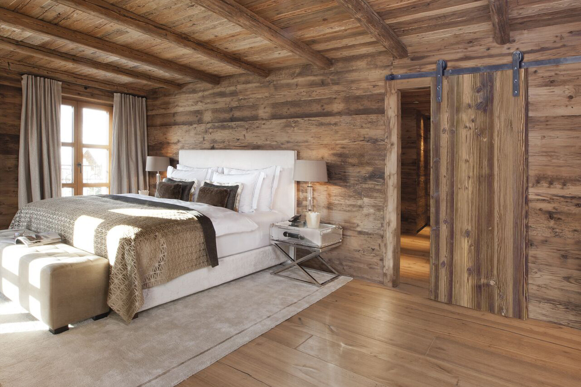 Dormitor rustic cu usa glisanta cu feronerie aparenta neagra