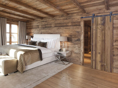 Dormitor rustic cu usa glisanta cu feronerie aparenta neagra