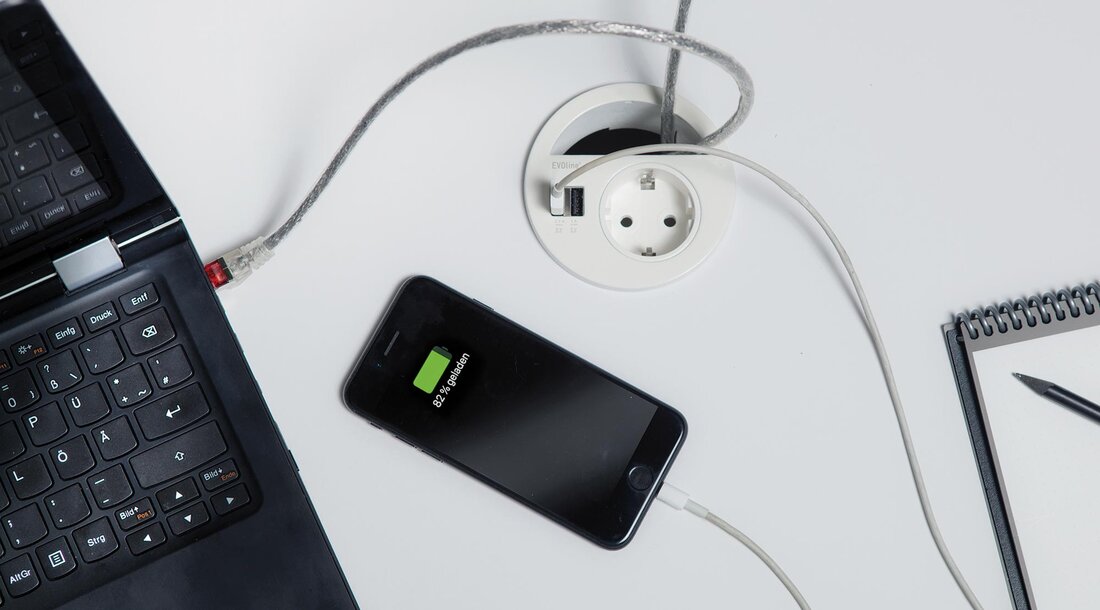 Priza EVOline Circle80 vazuta de sus, montata in birou, alba, cu incarcator USB