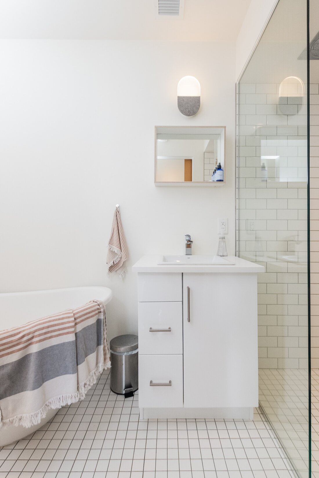 Baie cu dus walk-in cu perete din sticla