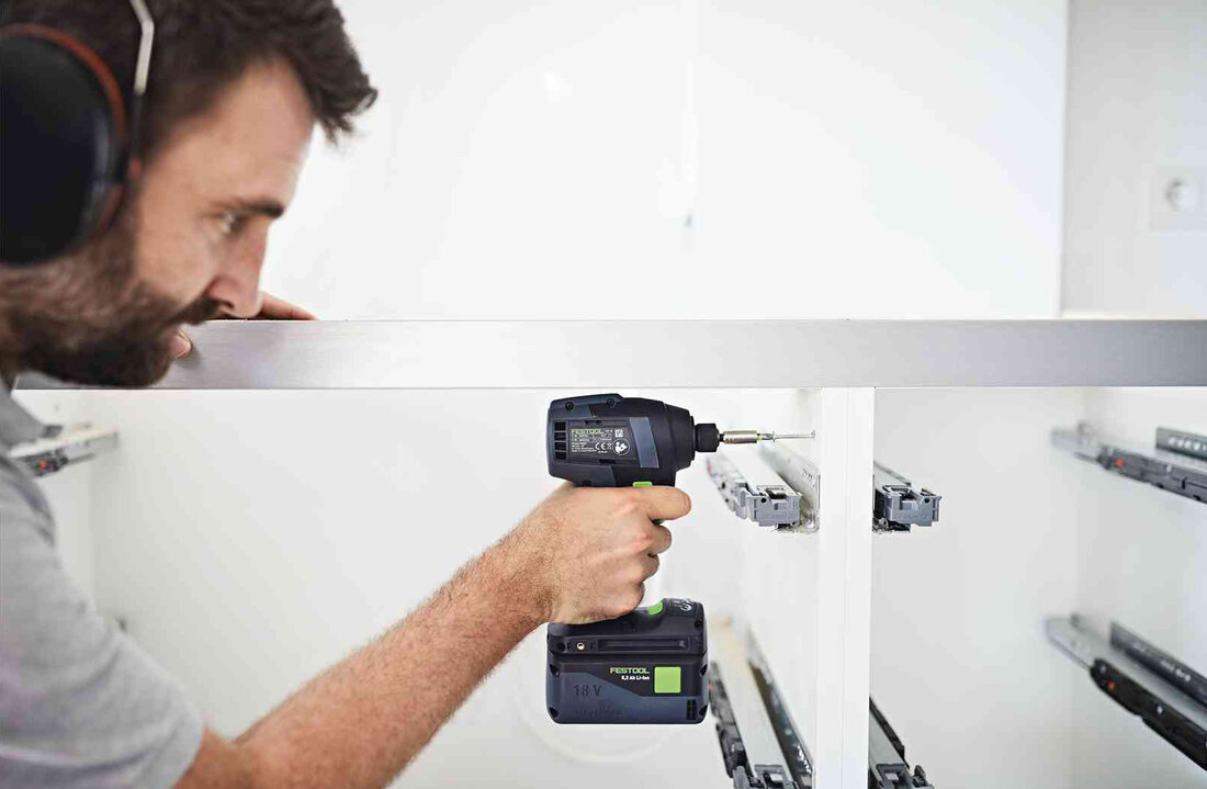 Insurubare glisiere cu masina de insurubat cu percutie si acumulator Festool TID 18
