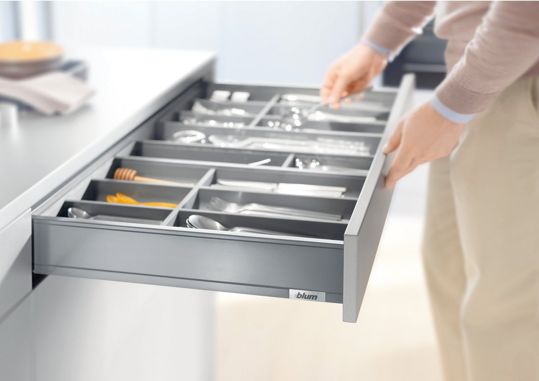 Barbat deschide sertar Blum Legrabox