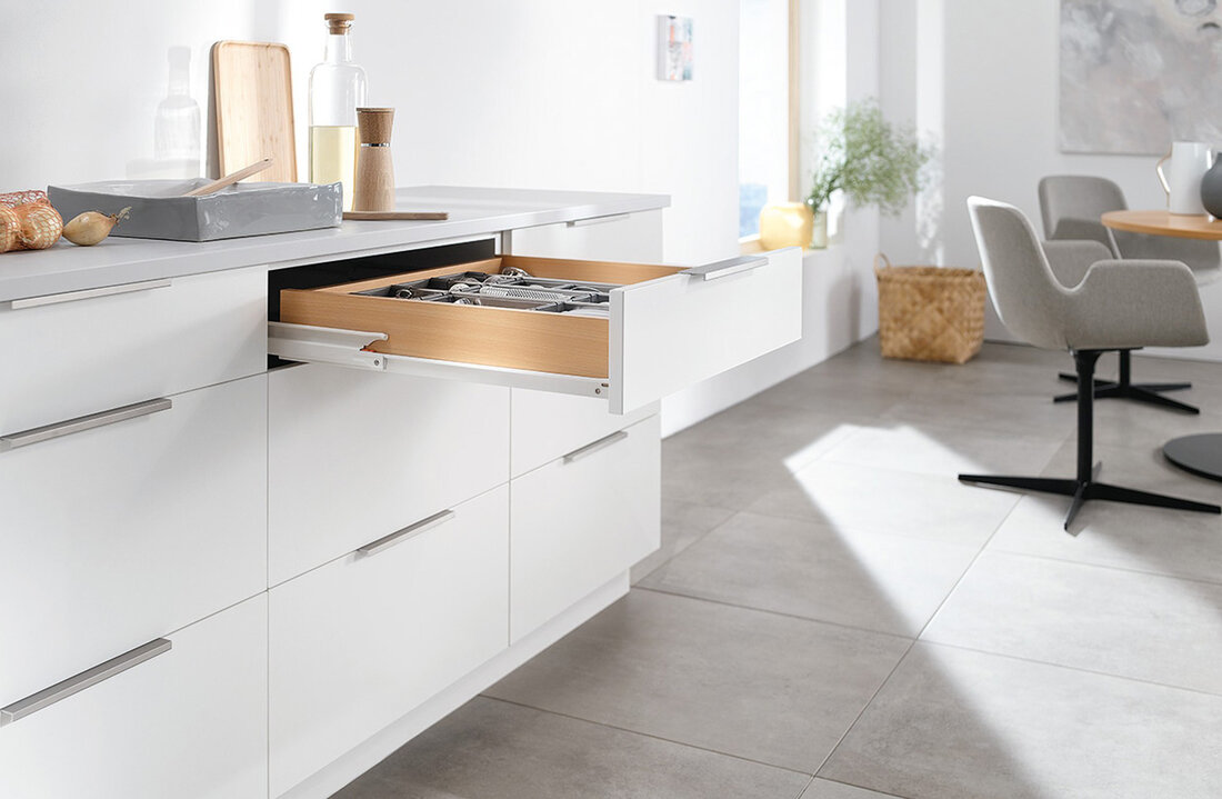 Mobila de bucatarie cu glisiera Blum Standard