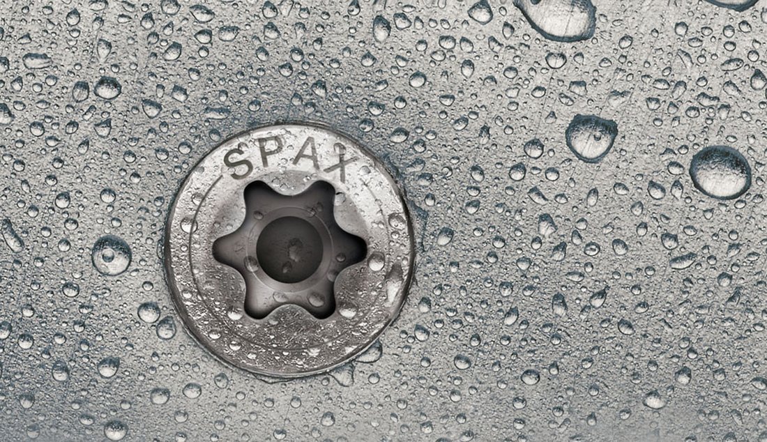 Cap surub Spax din inox montat pe placa metalica exterioara