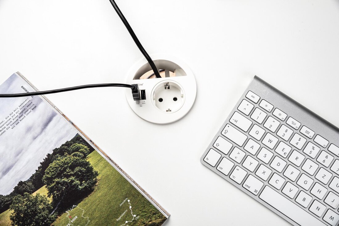 Priza EVOline Circle80 vazuta de sus, montata in birou, alba, cu incarcator USB