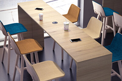 Interior cafenea cu mese de bar si incarcator wireless integrat