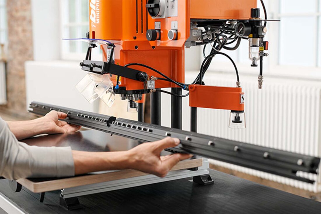 Pozitionare rigla Easystick pe Minipress Blum