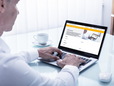 Angajat Schachermayer ce lucreaza acasa la laptop