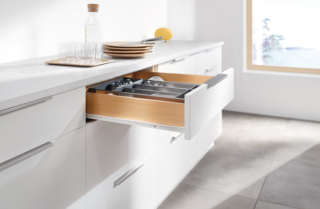 Mobila de bucatarie cu glisiera Blum Standard