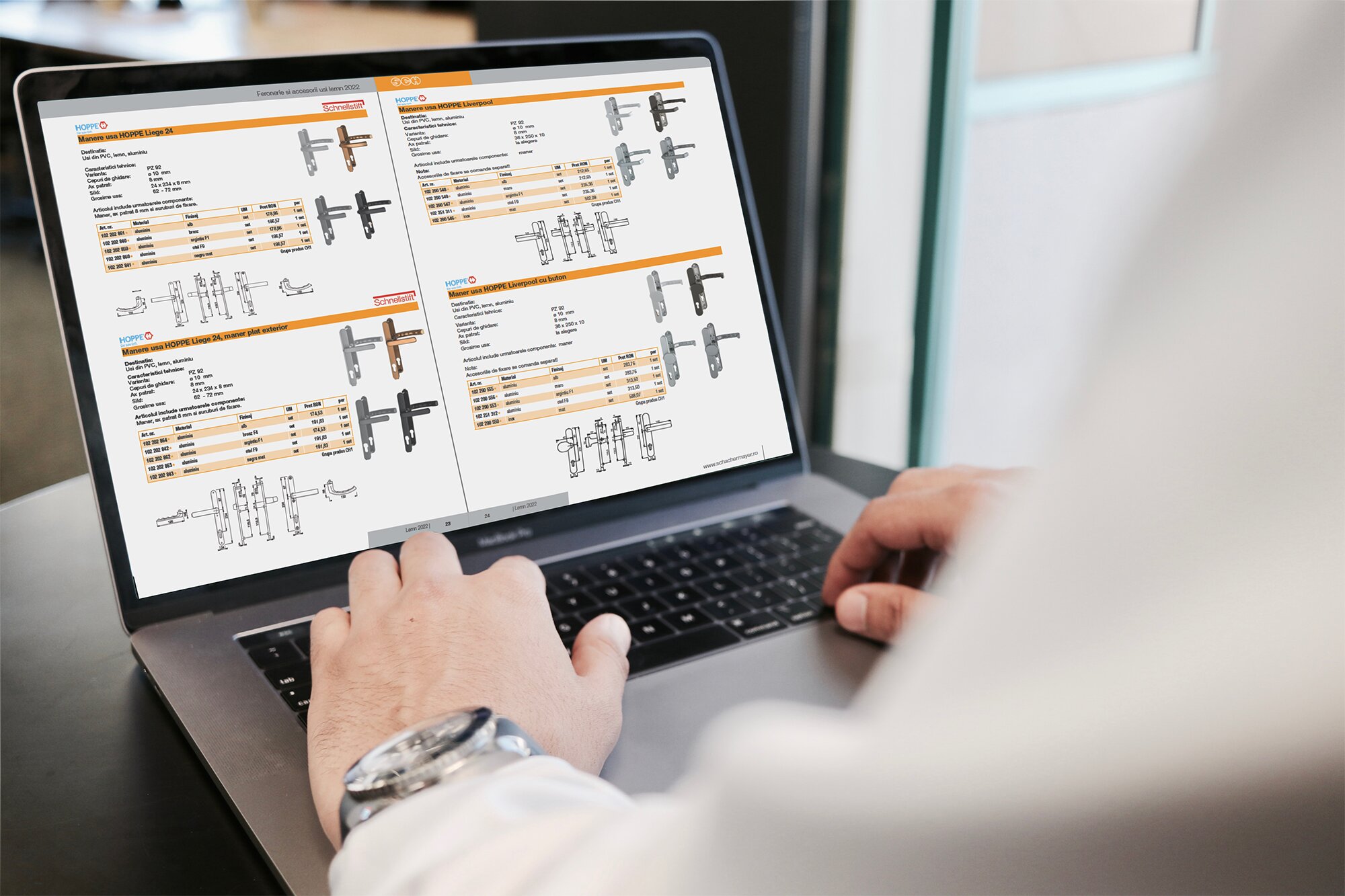 Brosura "Feronerie si accesorii pentru usi din lemn" ©Unsplash