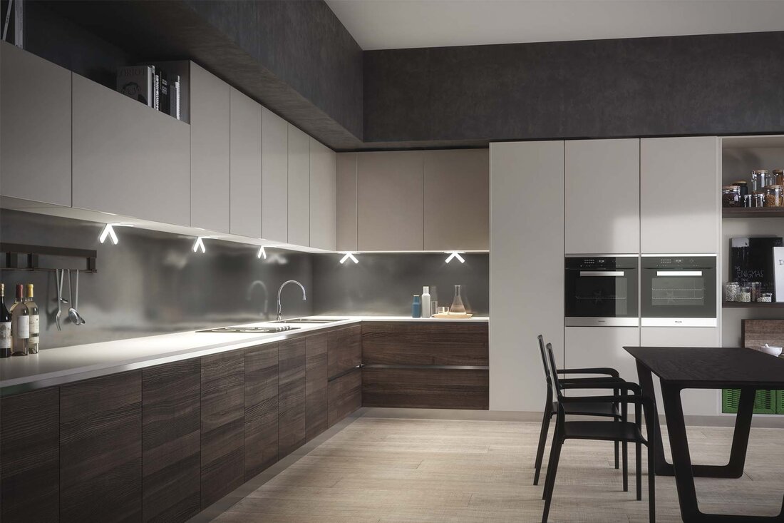 Corpuri de iluminat LED Domus Line X-Sign montate sub corpurile suspendate din bucatarie. 
