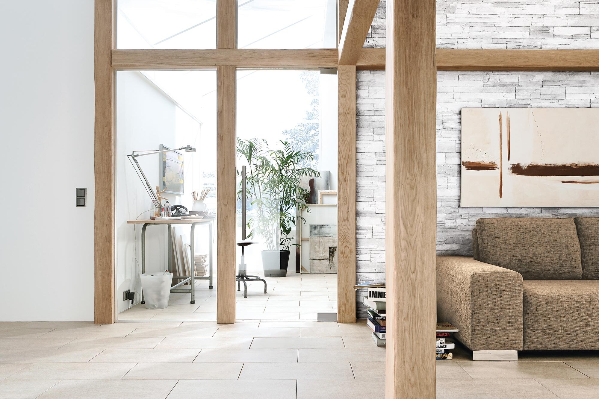 Usi din sticla ce despart livingul de birou