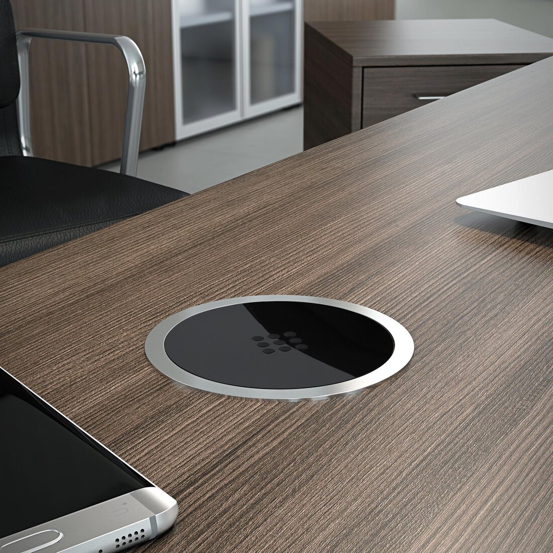 Incarcatorul wireless Versa incastrat in birou.