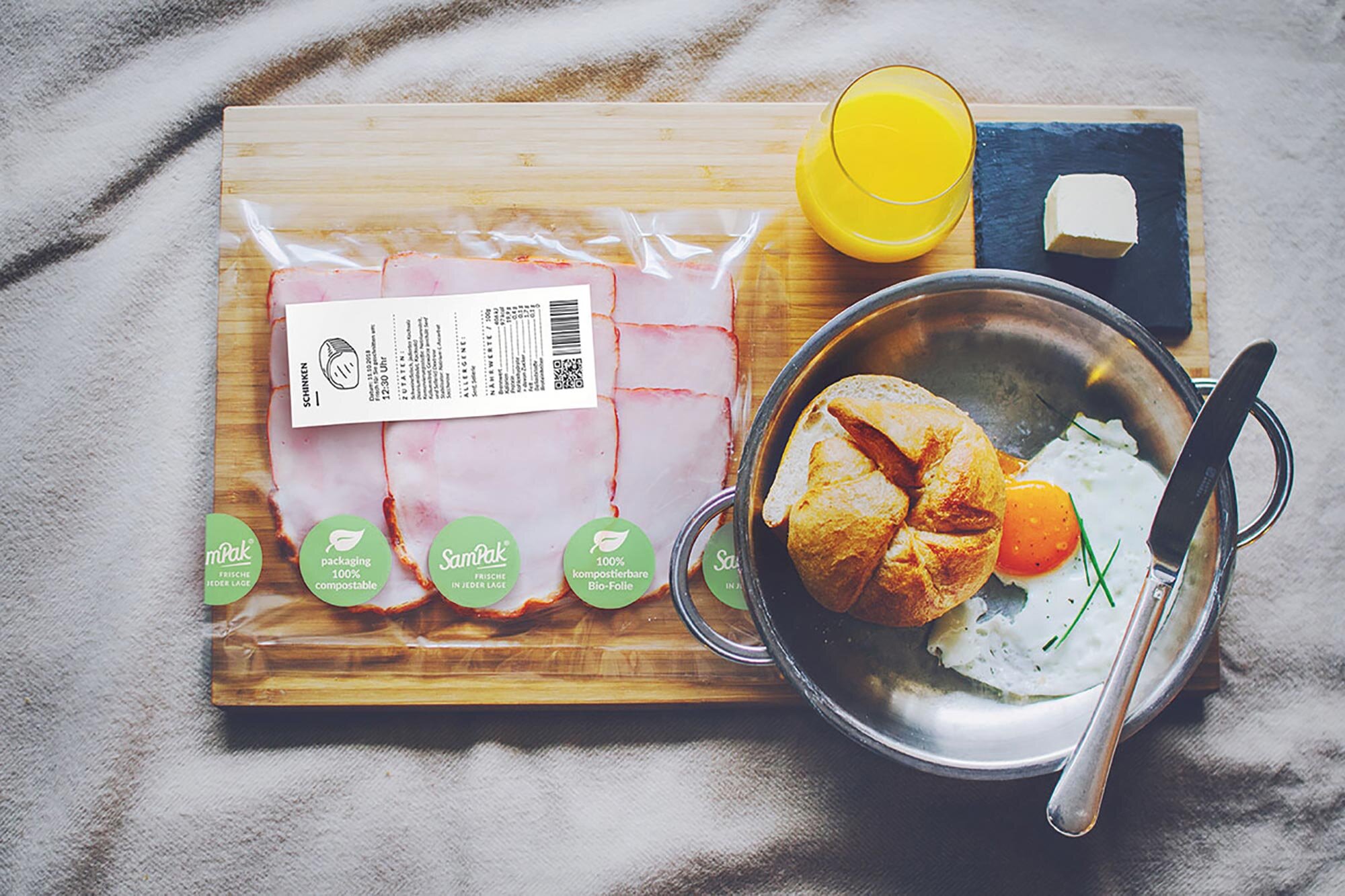 Mezel ambalat in folie SamPak pe tava de mic dejun