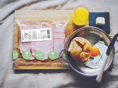 Mezel ambalat in folie SamPak pe tava de mic dejun