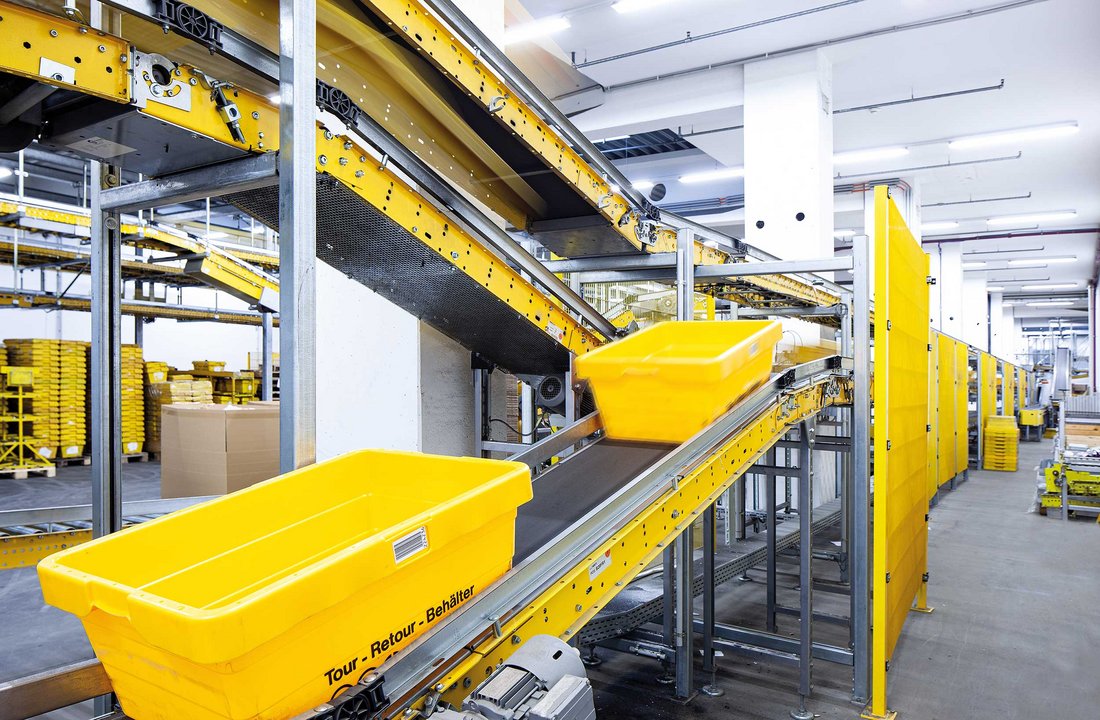 Benzi transportoare cu containere galbene in Linz
