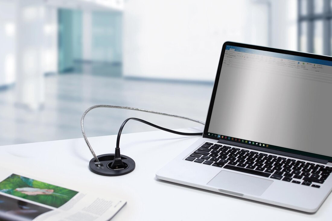 Priza EVOline Circle80, neagra, montata in birou, cu incarcator USB