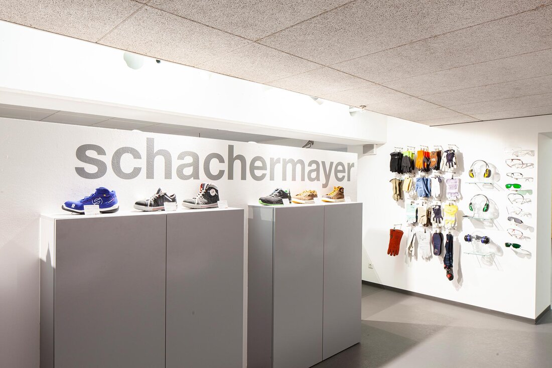 Imbracaminte de protectie in showroom