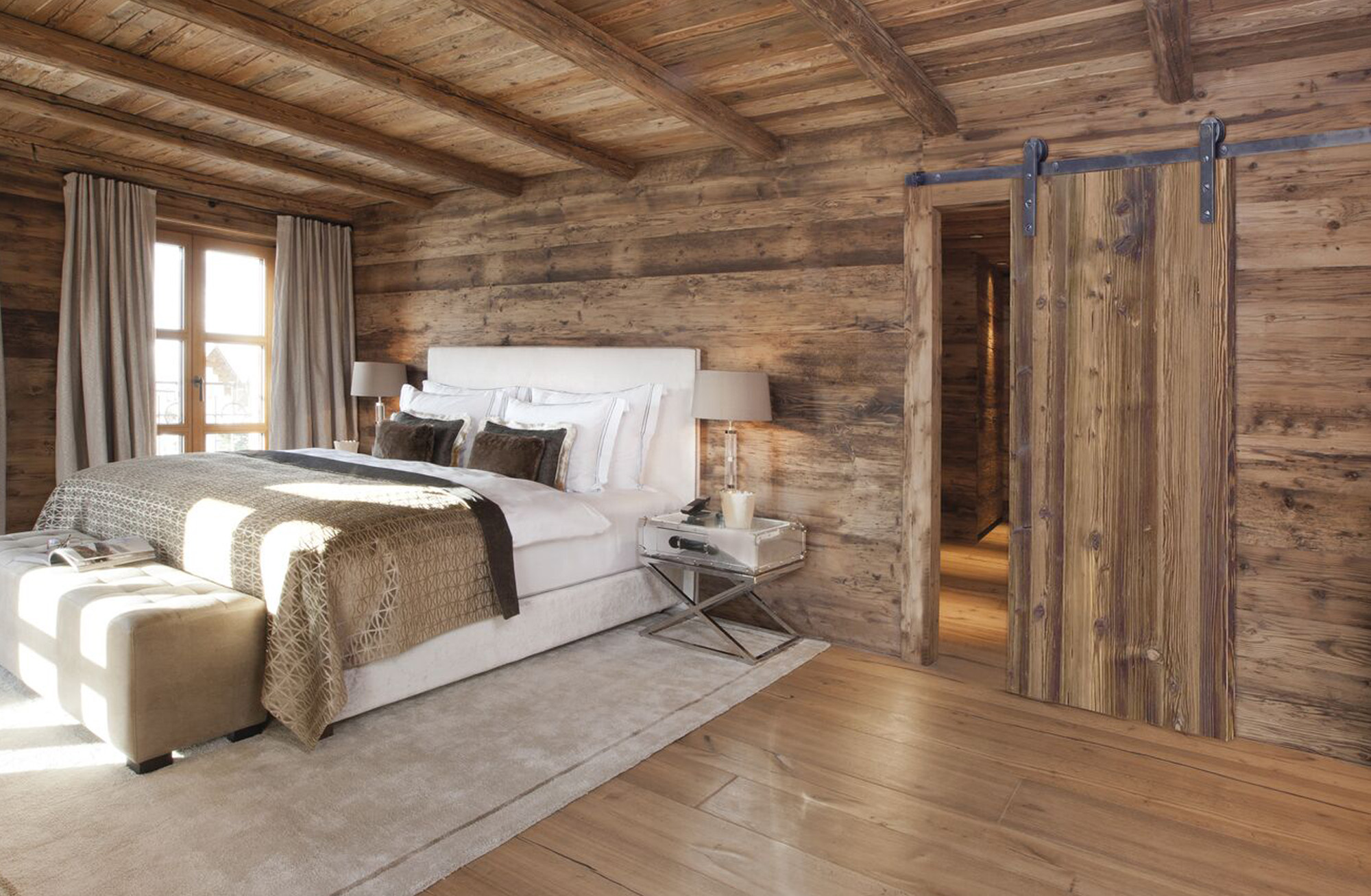 Dormitor rustic cu usa glisanta cu feronerie aparenta neagra
