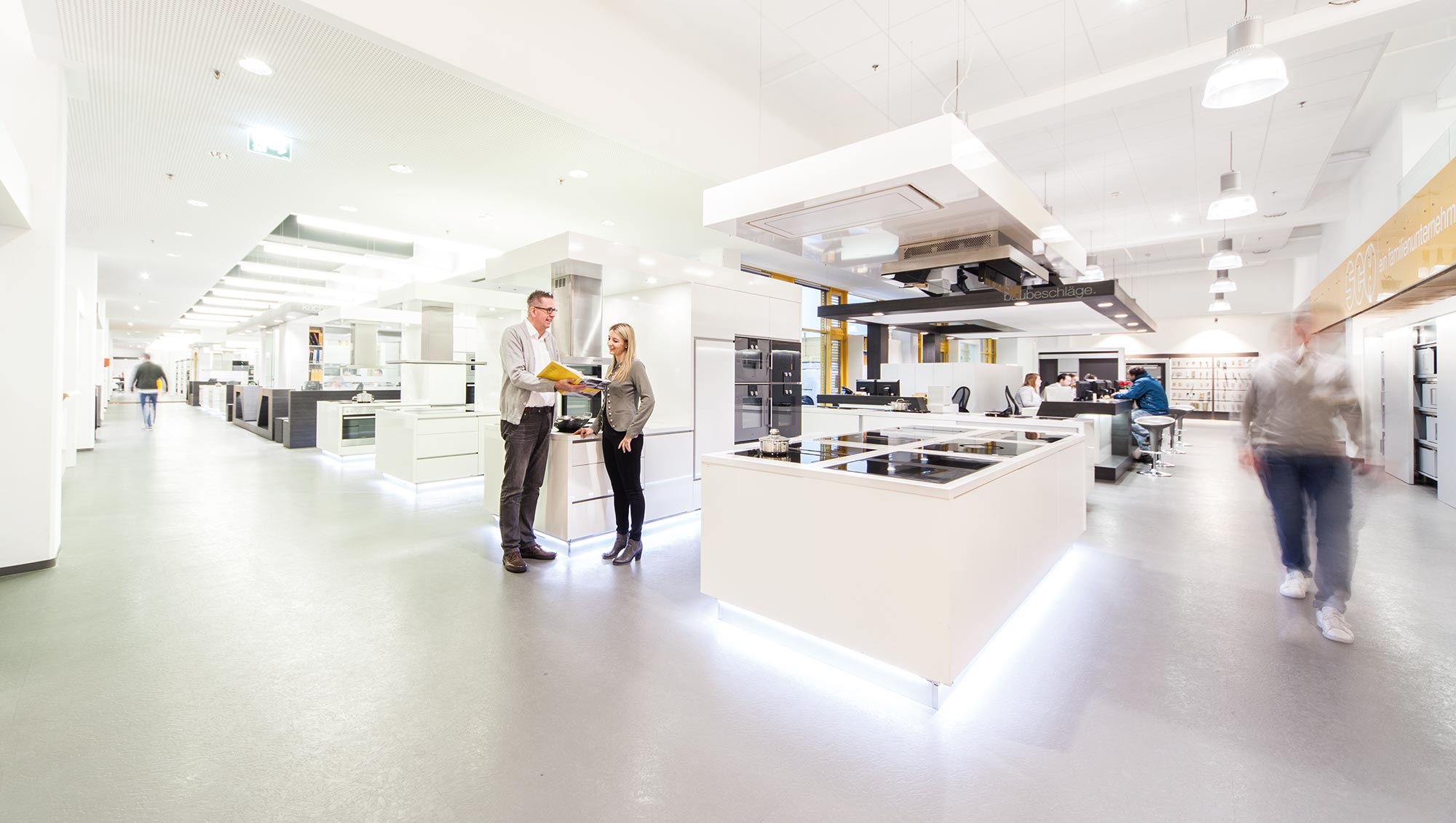 Consultanta in showroom Schachermayer